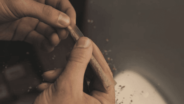 start rolling a joint